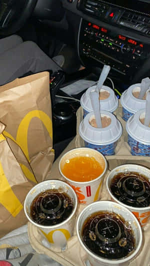 夜晚喺車內嘅麥當勞飲品同紙袋。 — 汽車 壁紙