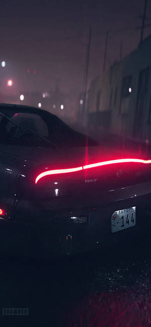 黑色跑車在雨夜街道上閃耀紅色尾燈。