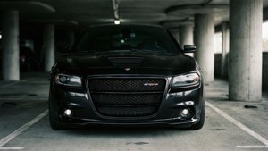 黑色Dodge Challenger SRT8停泊喺地下混凝土車庫