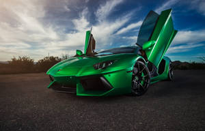 綠色林寶堅尼Aventador，車門打開，停在瀝青路上，日落時分。 — 林寶堅尼 4K 壁紙