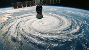 太空站觀看一個巨大旋轉颶風在地球海洋上空。