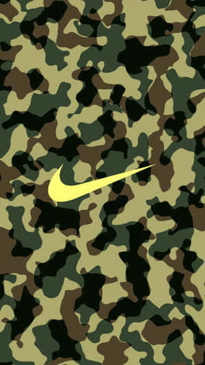 迷彩背景上的黃色Nike標誌 — 肖像 壁紙