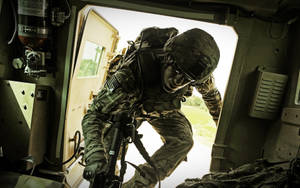 穿著迷彩裝備的士兵在白天離開軍用車輛。