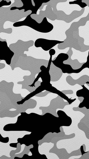 米高佐敦剪影在迷彩背景上入樽籃球 — Air Jordan GIF 壁紙