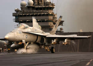 軍用戰鬥機從航空母艦甲板起飛，伴隨煙霧。