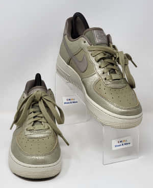 透明展示架上的橄欖綠色金屬質感Nike Air Force 1運動鞋。