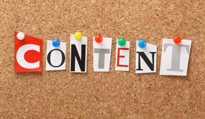 彩色紙字母拼出「content」釘在軟木板上。