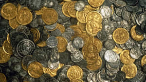 混合古代金幣和銀幣的特寫，具有複雜的設計。