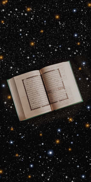一本打開的書，帶有阿拉伯文字，漂浮在滿是星星的夜空中。