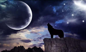 狼在夜間峭壁上對著月亮和星星嚎叫