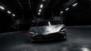 黑暗工業倉庫中，天花板燈光下的銀色McLaren跑車。 — 汽車 壁紙