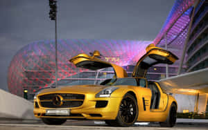 金色 Mercedes-AMG SLS 在夜晚發光的未來感圓頂前打開鷗翼車門。 — 金色美學 GIF 壁紙