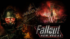 Fallout New Vegas 荒原士兵，眼睛發光，手持步槍，站在燃燒的維加斯天際線前。