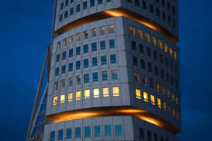 黃昏時從內部照亮的螺旋形高層辦公大樓。