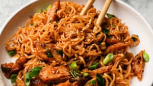白色碗中嘅炒麵（雞肉同青蔥）。