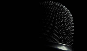 在黑暗的錄音室燈光下，麥克風網格的特寫。 — 辦公室 壁紙