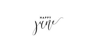 白色背景上以優雅黑色書法寫成的 Happy June 文字