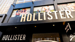 Hollister服裝店正面，大型窗戶展示時尚廣告。