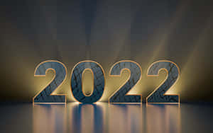 金色外框的2022數字，帶有裂紋的藍色表面，在深色工作室環境中發光。