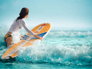 女子在碧綠色海浪中騎著彩色衝浪板衝浪。
