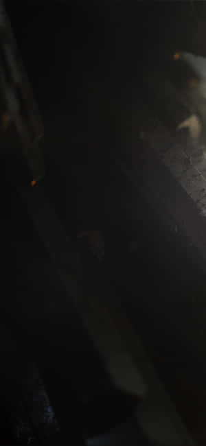 帶有發光橙色斑點和微弱幾何線條的暗色抽象紋理。 — 深色iPhone壁紙