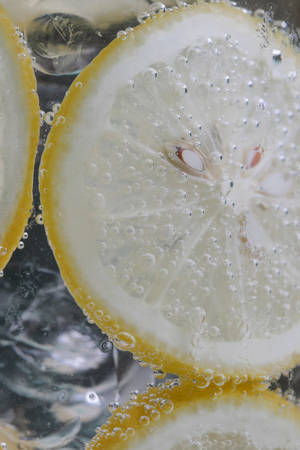 氣泡水中的切片檸檬與氣泡