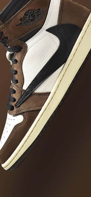 棕色、白色、黑色Air Jordan運動鞋特寫，奶油色鞋底。 — Air Jordan GIF 壁紙
