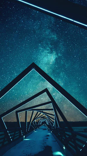 一座未來感十足的發光橋樑穿過繁星點點的夜空，銀河清晰可見。