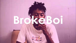 留著辮子的年輕男子在紫色燈光下室內吸煙，帶有「BrokeBoi」文字。