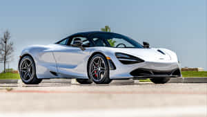 銀色McLaren 720S跑車在陽光明媚的日子停放在戶外。 — 汽車 壁紙