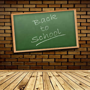 綠色黑板，磚牆和木地板上寫有「Back to School」。