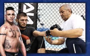 兩名戰士和一名教練在籠內進行MMA訓練。