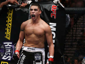 UFC拳手張開嘴巴在八角籠內慶祝勝利。
