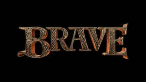 「BRAVE」呢個詞以發光嘅凱爾特風格金屬字母顯示喺黑色背景上。