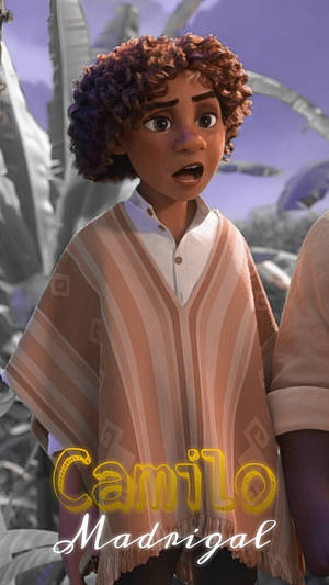 動畫男孩，捲髮，在超現實環境中穿著條紋斗篷。 — 卡米洛·馬德里加爾 壁紙