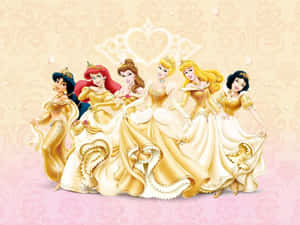 七位迪士尼公主身穿金色長袍，站在粉紅色大馬士革花紋背景上。 — 公主與青蛙 壁紙