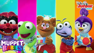 五個快樂的Muppet Babies角色在彩虹色垂直條紋前。 — 布公仔大電影 GIF 壁紙