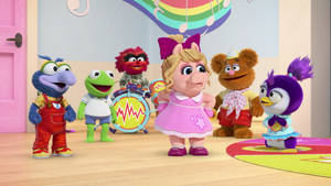 Muppet角色在色彩繽紛的兒童遊戲室演奏音樂。 — 布公仔大電影 GIF 壁紙
