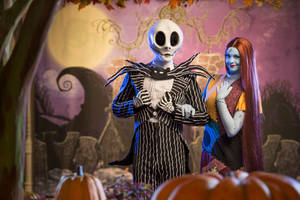 Jack Skellington 和 Sally 穿著萬聖節服裝，與南瓜和秋葉一起。 — 迪士尼萬聖節 壁紙