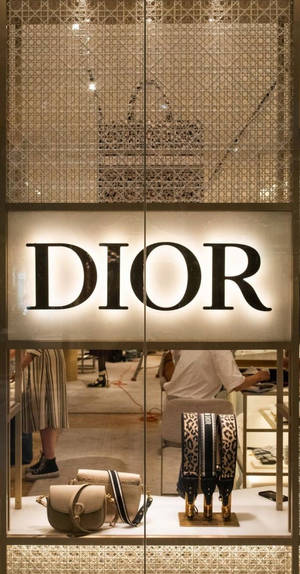 Dior 店舖櫥窗在溫暖燈光下展示手袋及配飾。