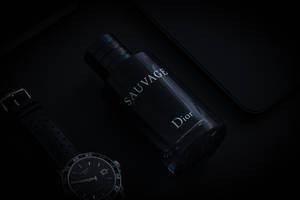黑色Dior Sauvage香水瓶和手錶在深色背景上。