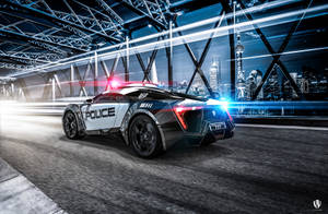 未來警車在夜間橋上行駛，城市燈光。