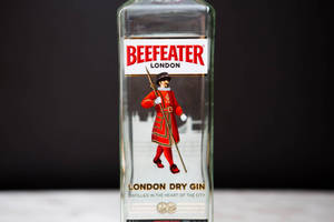 Beefeater London Dry Gin 酒瓶，帶有紅色標籤和衛兵插圖。