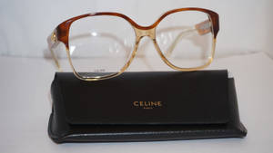 Celine眼鏡及配套眼鏡盒置於白色表面