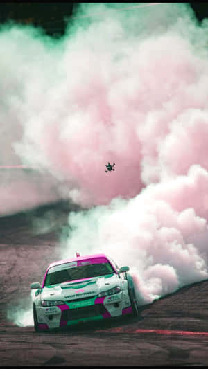 飄移車在賽道上製造粉紅色煙霧，無人機在上空飛過
