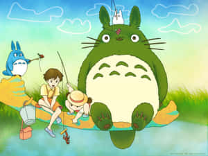 孩子們在陽光明媚的日子裡與龍貓角色在池塘邊釣魚。