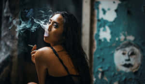 女性在昏暗的城市空間中吸煙，背景是剝落的青綠色牆壁壁畫。