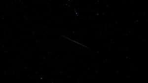 一顆流星劃過星空。