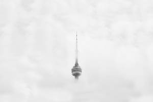 CN 塔在灰色天空中從雲層中浮現。
