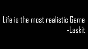 簡約黑色背景，白色像素引文文字顯示「Life is the most realistic Game -Laskit」 — 美麗的日落動畫 壁紙